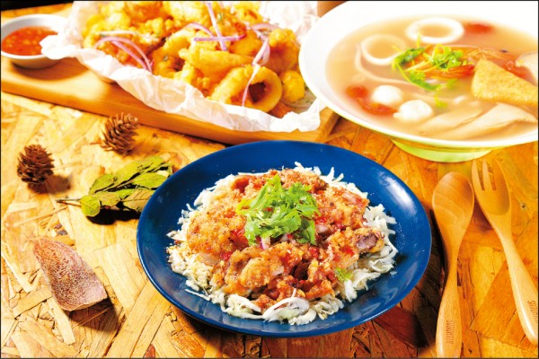 曼谷市場：椒麻雞腿排／120元，表皮炸得酥脆的雞肉，淋上特調椒麻醬汁，令人允指回味。（記者陳宇睿／攝影）