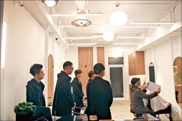 當鄧爸幫其他媒體同業修剪髮型時，所有的設計師都自動自發圍在旁邊，透過觀察自我學習。（圖片提供／噹啷女孩）