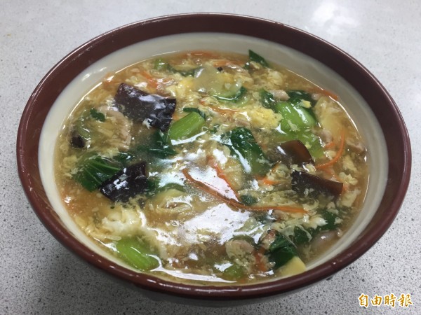 復興餐廳的大滷麵，料多豐富，俗擱大碗。（記者歐素美攝）