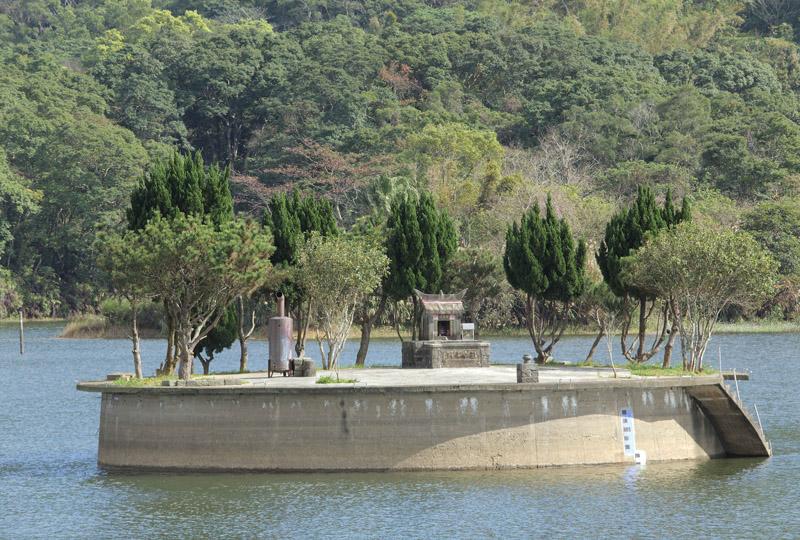 屢豐宮位在新福圳一號池的池中央，目前除了水池的承租者外，其他人無法登島。（記者陳宇睿／攝影）
