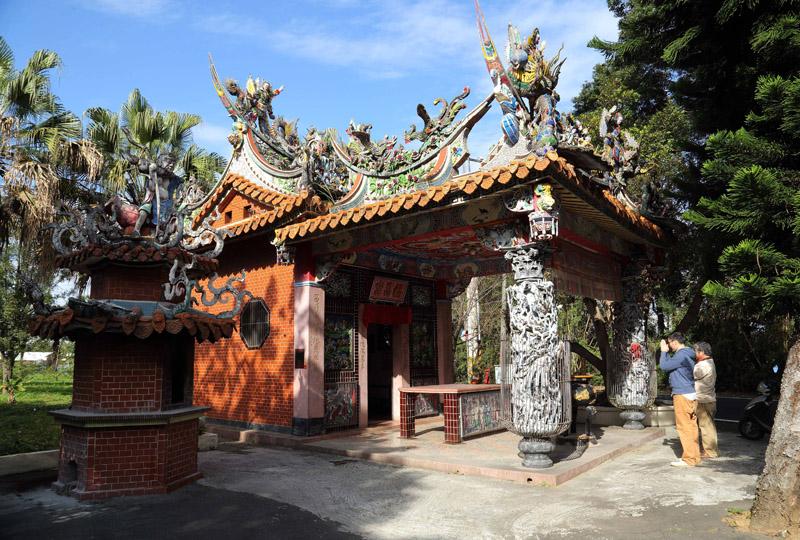屢豐宮的土地公在水池興建時曾遷移到鄰近的福昌宮供奉，但後來施工屢屢不順，才將土地公再請回屢豐宮。（記者陳宇睿／攝影）