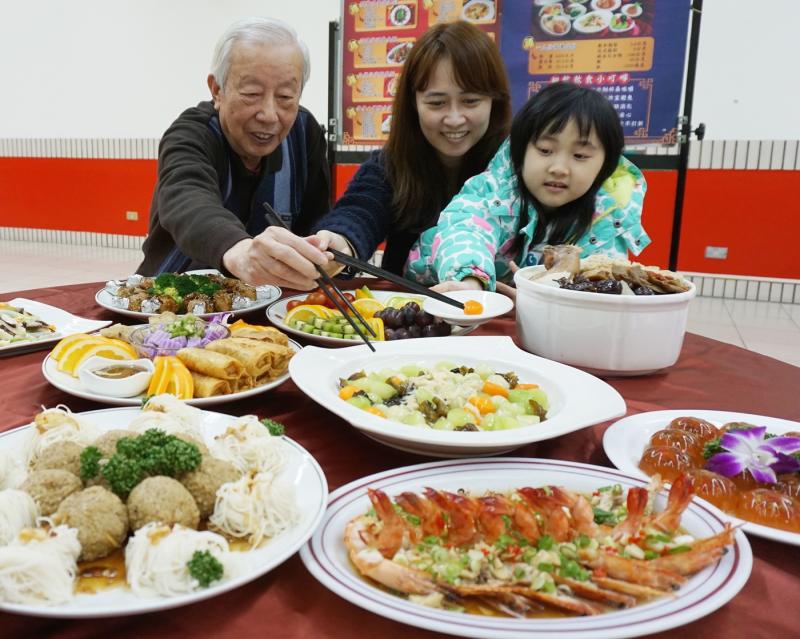 年節想品嚐美味年菜又怕身材走樣、影響健康嗎？營養師教3招，讓你「健康挑食」不發胖！（本報資料照）