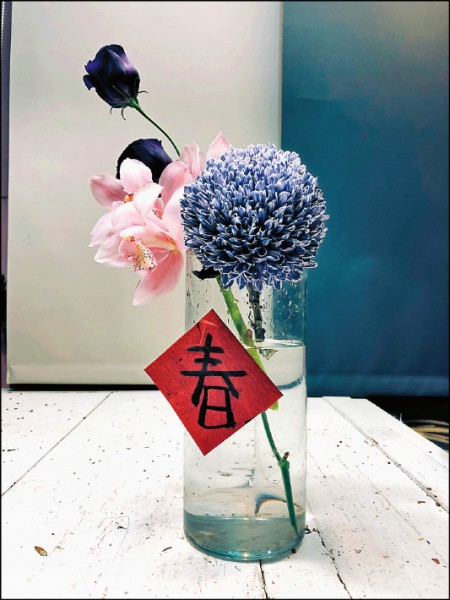 除了盆花，直接將花朵投入玻璃容器中，也是很容易就能達成的裝飾方式。如果要有點不一樣的年味，可以選擇一些顛覆大家想法的顏色（灰藍色），再以年節「應該要有的顏色（粉紅色）」點綴，讓整個年很有個性。（圖片提供／噹啷女孩）