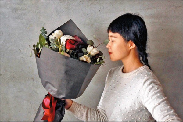超過30歲的都會女子一名，曾任時尚消費記者，現在是以品味生活出發的自由接案工作者。喜歡嘗試新事物、喜歡所有美麗的事物、喜歡散步、看天空，認為用心觀察、安靜感覺、保有童心是讓生活好好、不管幾歲都是「女孩」的關鍵。（圖片提供／噹啷女孩）