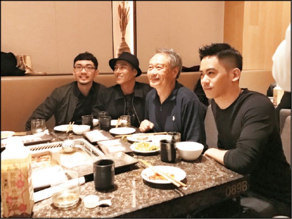 李淳（右）雖然金馬沒鍍金，但李安（右二）在慶功宴上鬆口稱讚他表現很好。（資料照）