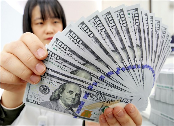 去年美元走勢疲弱，外匯分析師表示，今年美元仍難有起色，但跌勢不會像去年那麼慘，歐元則可能強勢崛起。（歐新社）