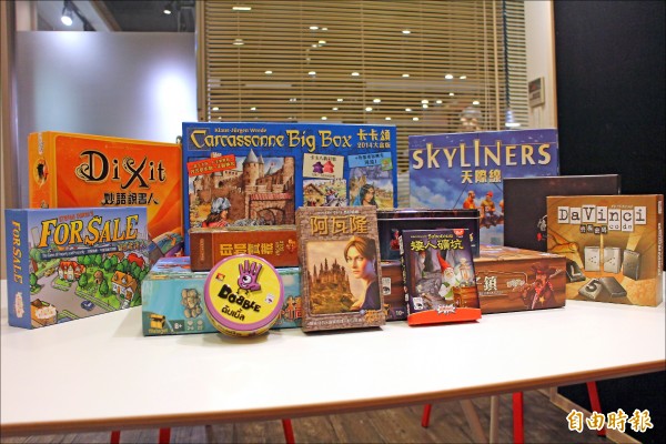 桌遊店提供大量桌遊租借服務，也可在店內自由暢玩。
。（記者黃捷攝）