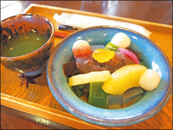 在角館小憩品嘗甜點和熱茶，增添旅途幸福感。
