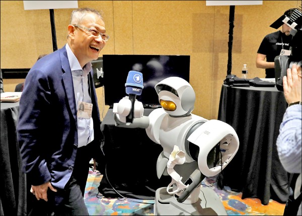 科技業開始推出家用機器人產品，凸顯AI（人工智慧）應用開始進入大眾市場。圖為一台居家助理機器人正舉起麥克風。（路透）