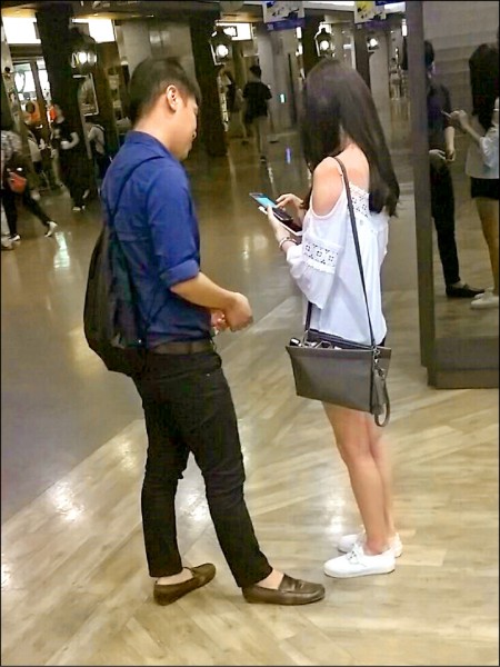 實戰課程教學生街頭搭訕。（圖：壞鄰居W提供）