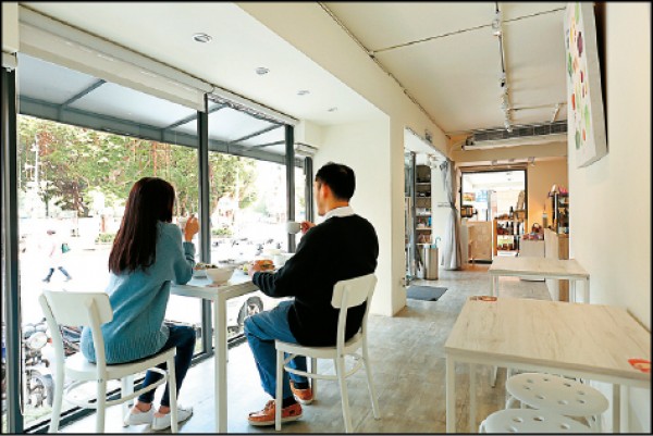 店內空間採光佳，用餐的同時還能欣賞窗外風光。（記者沈昱嘉／攝影）