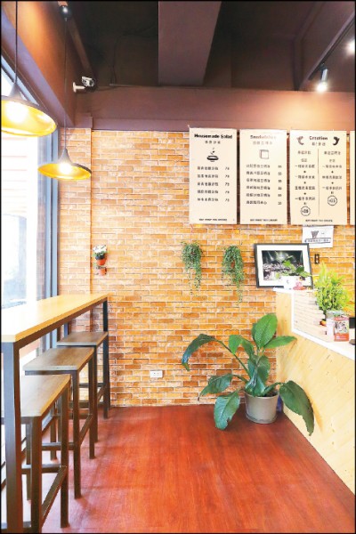 用餐時可以坐在窗邊吃沙拉，享受片刻的優閒。（記者李惠洲／攝影）
