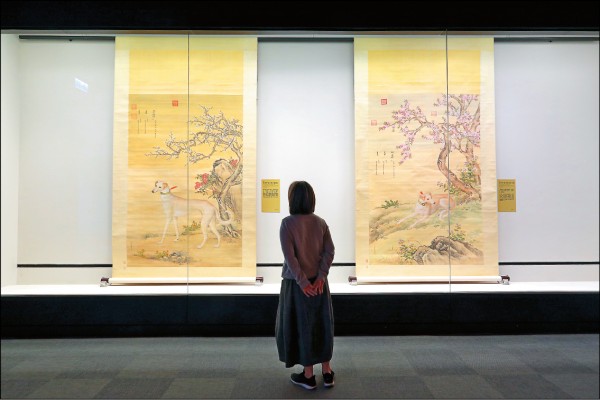趁燈會期間走趟故宮南院，欣賞「十駿犬」作品。（記者李惠洲／攝影）