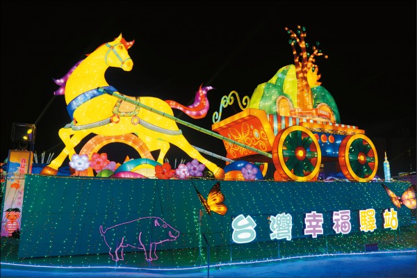 副燈「台灣幸福驛站」，將阿里山、森林小火車、神木與日出等元素，與馬車做結合，並讓小火車以旋轉動態方式呈現，帶來全新的賞燈體驗！（記者李惠洲／攝影）