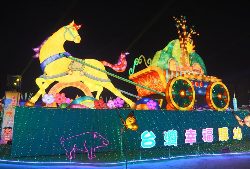 副燈「台灣幸福驛站」，將阿里山、森林小火車、神木與日出等元素，與馬車做結合，並讓小火車以旋轉動態方式呈現，帶來全新的賞燈體驗！（記者李惠洲／攝影）