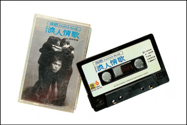 伍佰「浪人情歌」／300元 （不定期進貨），這張是伍佰打入流行市場的關鍵專輯，在這之前伍佰都是唱台語歌。封面可看到他的本名吳俊霖，專輯歌曲中的吉他、歌聲都受人喜愛。（記者李惠洲／攝影）