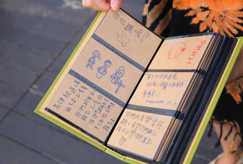 街頭演出時，不少觀眾留下心得卡片，這些都是「高雄鼓道場」珍貴的收藏。（記者潘自強／攝影）