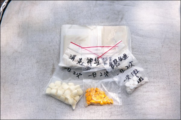 出國也別忘了為毛孩備妥助消化或營養補充等常備藥。（記者潘自強／攝影）