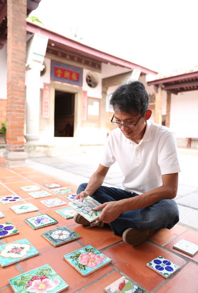 徐嘉彬走訪全台古厝，以20年時間搜集花磚，至今搶救近4,000片台灣老花磚，並記錄台灣的花磚圖騰。（記者沈昱嘉／攝影）