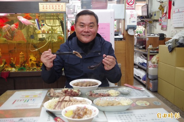 丁學忠說，王家麵線將整個鴨肉味、中藥材味全部融入在湯頭與麵中，可說人間美味。（記者林國賢攝）