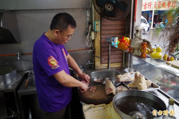 王振龍利落刀法被作家魚夫用庖丁解牛形容。（記者林國賢攝）