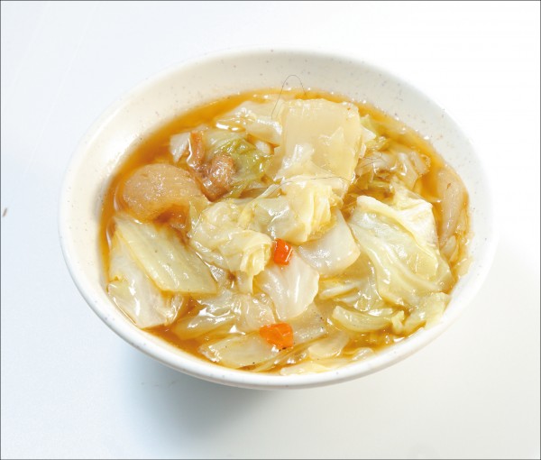 滷白菜／25元，含有許多炸豬皮，深受老饕喜愛，風味微辣，非常下飯。（記者陳宇睿／攝影）