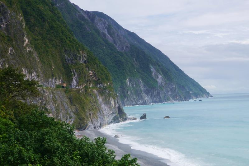 壯闊山海美景的花蓮，一直是自由行旅客心之所向。圖為花蓮知名景點清水斷崖。（記者王錦義攝）