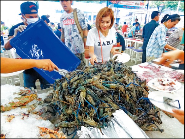 吃到飽海鮮店Mangkorn seafood，食材豐盛多樣。