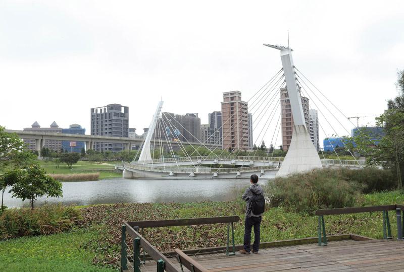 青塘園的水池範圍相當大，池上有一座以雙塔設計的斜張景觀橋橫跨。（記者陳宇睿／攝影）
