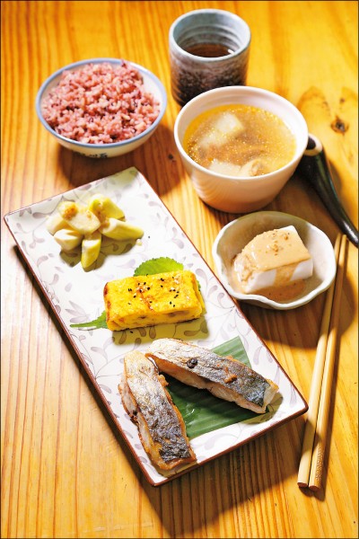 好糧食堂不定期推出各種在地食材做成的套餐，其中以當地漁獲製成的餐點，是選用葉品妤親自到港邊「搶」來的漁獲製成，限量但相當熱銷。套餐約300元，依現場食材有所調整。（記者陳宇睿／攝影）