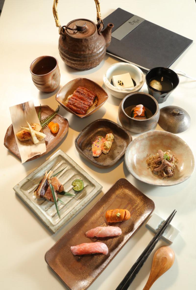 OMAKASE STATION／3,500元。師傅選用當日新鮮食材，搭配出9樣料理的組合套餐，吃得到毛蟹、干貝、生魚片握壽司、和牛牛蒡、鰻魚飯等食材，分量精緻、口味豐富。（記者陳宇睿／攝影）