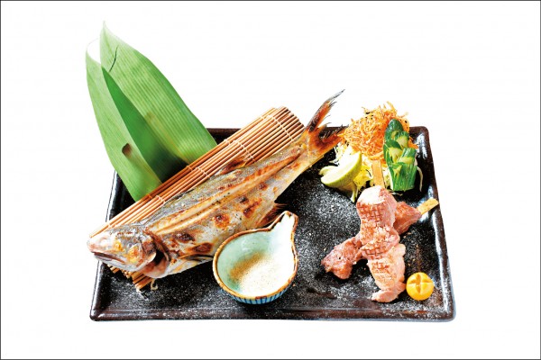 海陸烤物／420元
整尾的野生午仔魚搭配「桐德黑豬肉」串、牛肉串，撒上一點玫瑰鹽就十分夠味。（記者沈昱嘉／攝影）