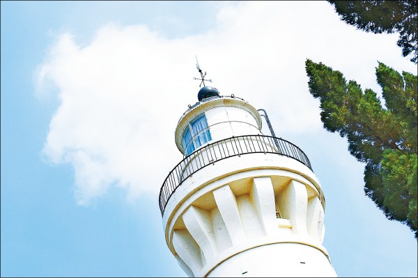 近距離觀賞白沙岬燈塔，欣賞其建築之美。（記者沈昱嘉／攝影）
