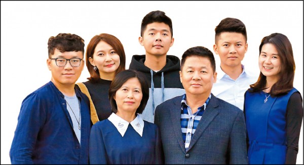 陳氏一家。（記者李惠洲／攝影）