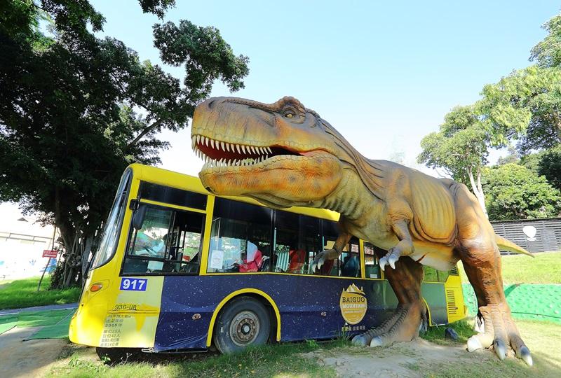 暴龍追公車的設計，彷彿電影《侏儸紀公園》的場景。