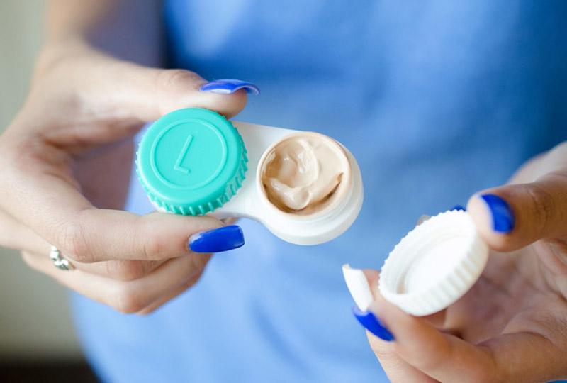 隱形眼鏡盒子體積小很適合用來放乳液等物。