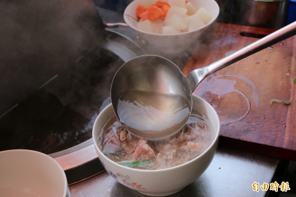 牛肉河粉是店內最熱銷的招牌菜，清澈湯頭加上新鮮高級牛肉片，吃起來清爽無負擔。（記者鄭名翔攝）