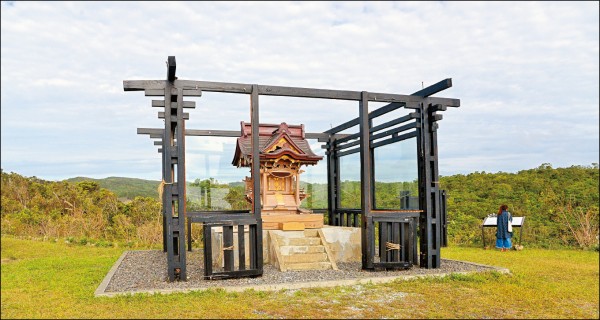 原本只剩水泥基座的高士神社，由日本神職人士佐藤健一集資重現，以檜木及銅板屋頂打造出全新樣貌。（記者許麗娟／攝影）