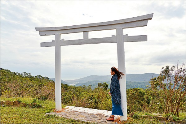 神社前的鳥居立於舊穀道前，是以前居民在山上種稻，運送稻穀的路徑。（記者許麗娟／攝影）