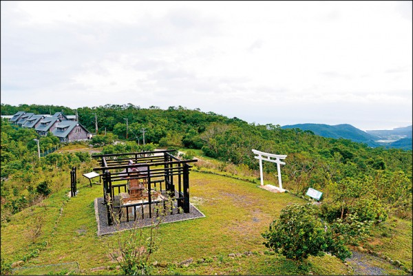 站上公園最高點的瞭望台，可居高眺望高士神社、鳥居、永久屋建築及山腳下的八瑤灣。（記者許麗娟／攝影）