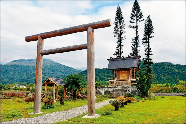 2015年重建完成的鹿野神社，是由台灣與日本雙方的匠師合作修建，背後有山巒景致與龍柏樹相襯。（記者許麗娟／攝影）