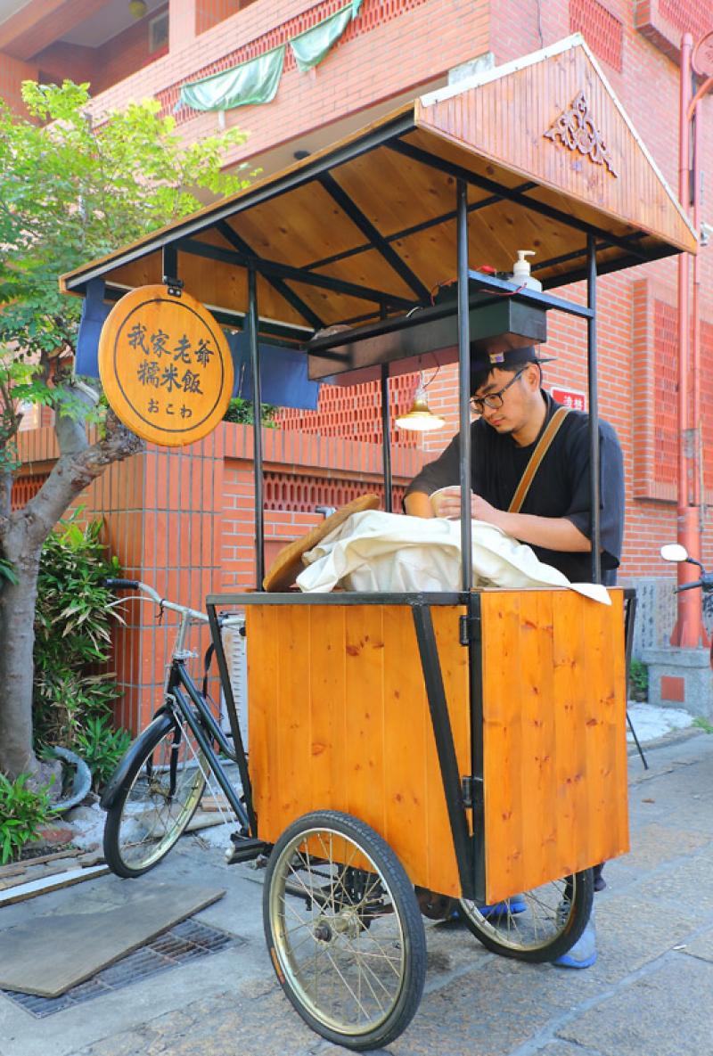 我家老爺糯米飯的攤車外觀結合復古腳踏車與具有雕花的木工，擺攤於鹿港老街毫無違和感，攤名內包含的「我家老爺」有向父親致敬之意。（記者李惠洲／攝影）