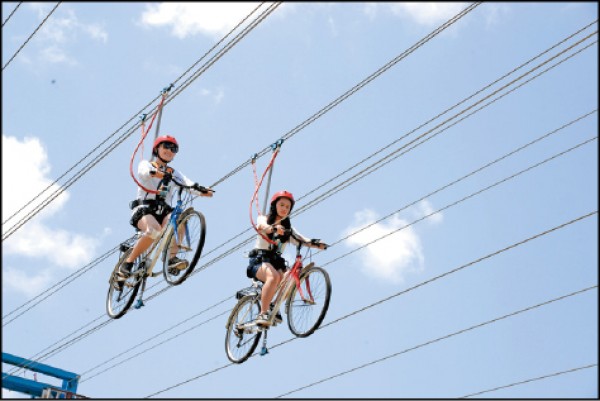 空中腳踏車利用鋼索和固定桿，讓體驗者可以挑戰在空中騎車的刺激感。（記者許麗娟／攝影）