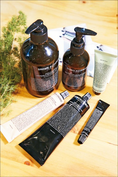 GROWN ALCHEMIST保養品／450元起，近來在社群軟體爆紅的澳洲植萃保養品牌，極簡包裝呈現澳洲從容生活態度，全黑、全白的設計被稱為「潮拍」保養品，有護手霜、身體乳等。（記者臺大翔／攝影）
