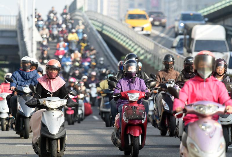 都市中，汽機車所排放的廢氣為很大的空氣汙染源。（本報資料照）