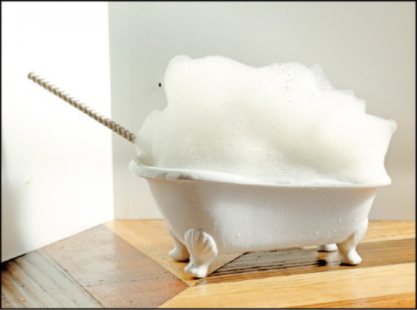 Bathtub Collins／350元。以浴缸造型容器取代酒杯，呼應禁酒令時期在自家浴缸藏酒、釀私酒的文化。調酒以琴酒為基底，覆蓋陳皮口味泡泡，喝起來像做泡泡浴般享受。（記者陳宇睿／攝影）