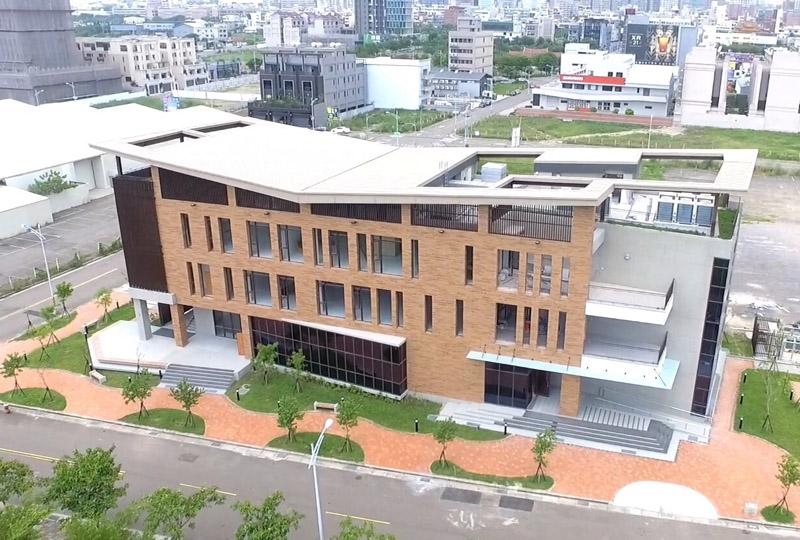 台中全新打造的溪西圖書館屋頂藏玄機，造型像本打開的書。（圖：市圖提供）