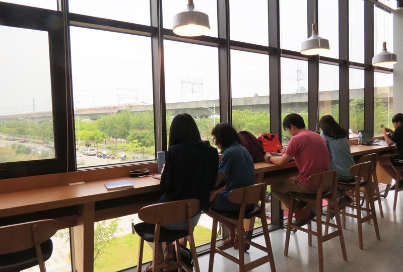 溪西分館鄰高鐵旁，應是唯一能從高鐵列車上望見的圖書館。（記者蘇孟娟攝）
