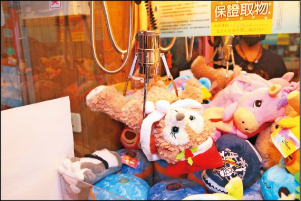 爪子夾著娃娃身體時，因較好受力，爪子較容易卡住娃娃、不易掉落。（記者潘自強／攝影）