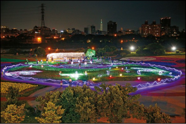 夜晚點燈後，登上觀景台、居高臨下取景，別有風情，可以一次捕捉以LED燈打造的光之隧道、草坪燈景，還有以玫瑰造型燈營造的小型花園，讓晚上的蝴蝶公園比白天更吸睛。（記者沈昱嘉／攝影）